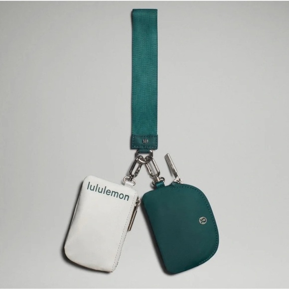 29🆕💙 Lululemon Dual Pouch Wristlet - Vapour/Storm Teal - Picture 1 of 6